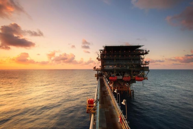 Oil rises but outlook cloudy due to COVID-19 and supply concerns
