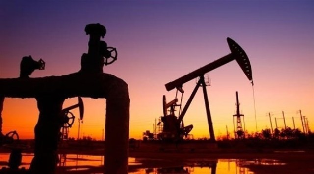 رغم تمديد أوبك لتخفيضات الإنتاج النفط يتراجع