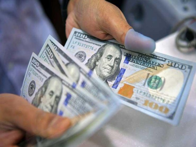 الدولار يقترب من أعلى مستوى له منذ مطلع يونيو