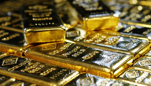 Gold prices are falling as the US unemployment benefit data awaits
