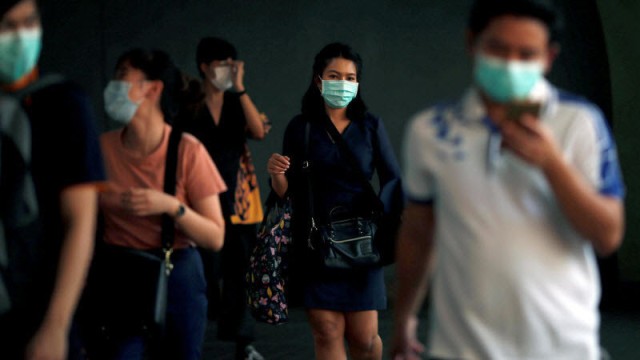 The Chinese are gradually returning to work despite the continued outbreak of corona
