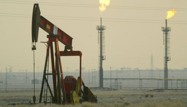 Oil prices fall marginally amid anticipation of "Omicron" developments