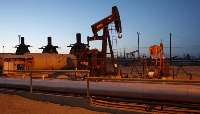 Oil prices continue to decline as concerns about inflation grow