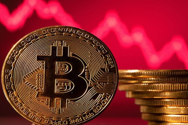 تراجع "بيتكوين" 55% من ذروتها في نوفمبر