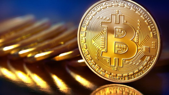 "بيتكوين" ترتفع مجددًا فوق 57000 دولار