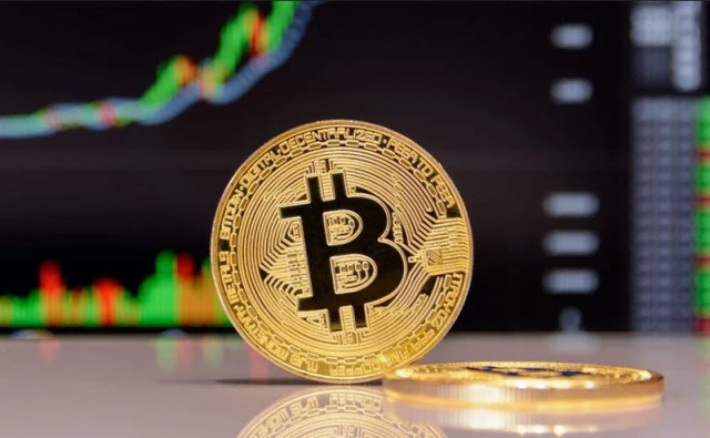 Bitcoin jumps over $18,000