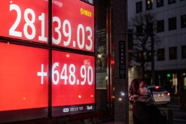 Asian stocks hit record high amid US political turmoil