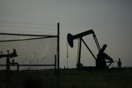 Oil prices are heading for their biggest quarterly loss since the coronavirus pandemic as flows through the Strait of Hormuz accelerate.