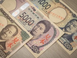 Yen deepens losses to two-week low amid thin trading