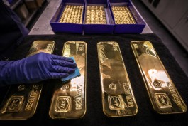 Gold shines as weak US economic data builds