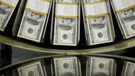 الدولار يهبط لأدنى مستوى منذ 2021 قبل تفعيل الرسوم الجمركية