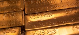 Gold falls under pressure from war and inflation amid anticipation of key US data.