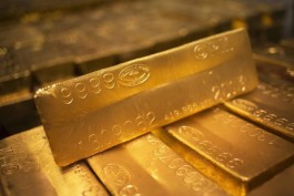 Gold remains below record highs amid concerns about the independence of the Federal Reserve.