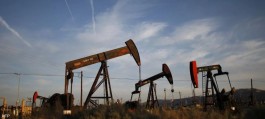Oil falls as chances of US rate cut delay grow
