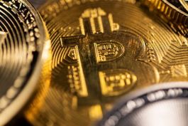 بيتكوين يرتفع إلى 115 ألف دولار بفضل تفاؤل التجارة الأمريكية الصينية