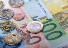 The euro is near a four-month low due to the energy crisis.