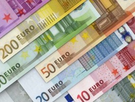 The euro extends its gains to a 3-month high amid strong demand.