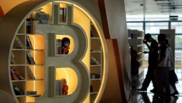 بيتكوين يتراجع دون 84,000 دولار مع موجة بيع أسهم التكنولوجيا