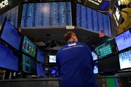 الأسهم العالمية ترتفع بدعم من تعافٍ طفيف في قطاع التكنولوجيا