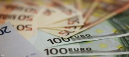 The euro extends its gains to a one-week high amid positive sentiment.
