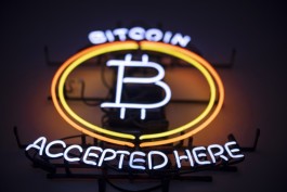 بيتكوين يتذبذب بين 63,000 و65,500 دولار