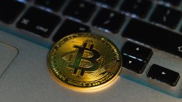  البيتكوين تتأرجح حول 100 ألف في نهاية الأسبوع 