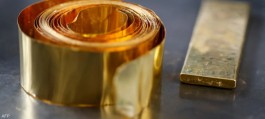 Gold near one-week high on weaker dollar