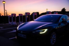 تسلا تزيل الستار عن أسرع سياراتها "إس بليد" 