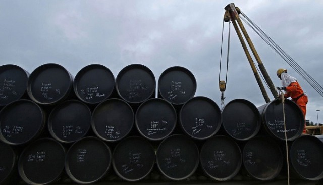 Oil prices fall amid global stockpile concerns