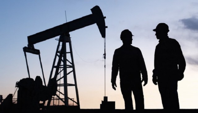 Oil prices vary before the release of US stockpiles data