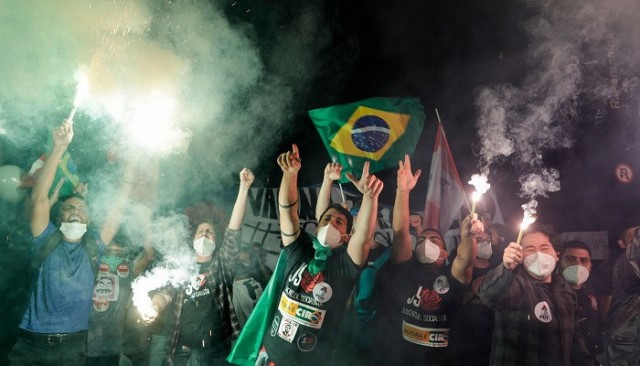 Brazil protests carrying the President responsibility to bypass Corona deaths half million