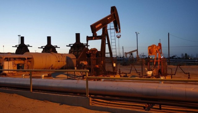 Oil prices continue to decline ahead of the release of US stockpile data