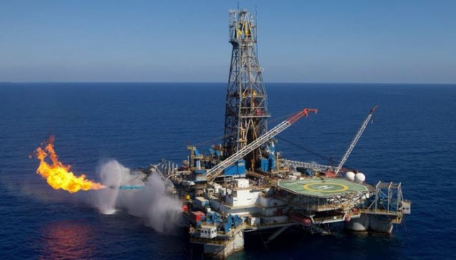 سلطنة عُمان تخفض إنتاج النفط 200 ألف برميل يومياً