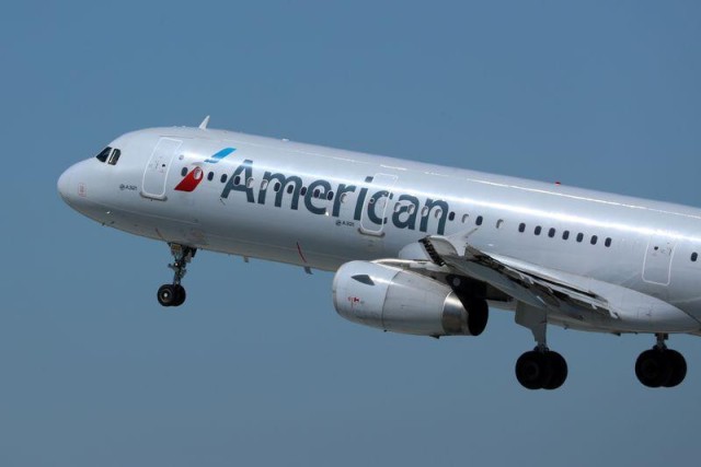 American Airlines plans to cut management personnel by 30%
