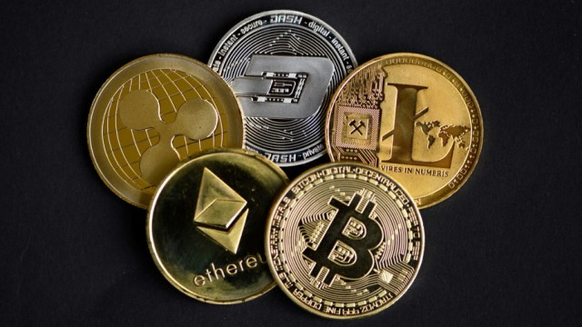 Bitcoin loses more than 72% of its value.