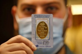 Gold rises ahead of key US economic data