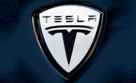 "تسـلا" تربح 104 مليون دولار في الربع الثاني