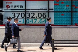 Asian stocks fluctuate, US rises on Fed chairman's comments