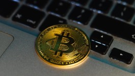 بيانات التضخم تدعم البيتكوين.. لكن العملة تعجز عن تجاوز 65 ألف دولار