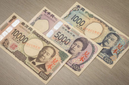 The yen fell and the dollar consolidated amid investors' anticipation of US interest rate moves