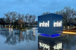 Intel's stock rises following the possibility of a partnership with Apple in the field of computer chips.