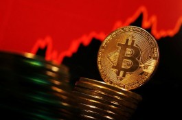 بيتكوين يتراجع لأدنى مستوى في 4 أشهر عند 61,000 دولار وسط توترات إيران