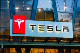 أسهم Tesla تكسب 86 مليار دولار في يوم واحد.. وخسائر حادة لسهم Super Micro