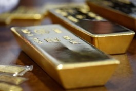 الذهب يهبط لليوم الثاني تحت ضغط قوة الدولار وبيع أسهم التكنولوجيا