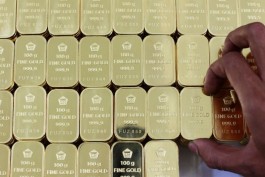 Gold prices set to rise for third month on strong demand