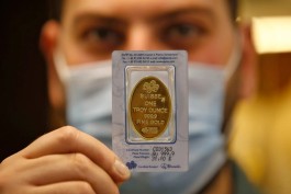 Gold takes a breather as dollar falls again