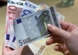 The euro continues its losses due to economic weakness in Europe