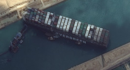 321 سفينة تنتظر عودة الملاحة بقناة السويس