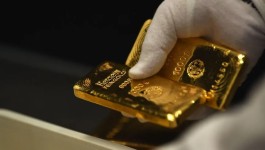 Gold falls as inflation fears mount and the likelihood of a US interest rate hike increases.