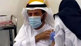 السعودية تبدأ حملة التطعيم ضد "كورونا".. ووزير الصحة يتلقى اللقاح